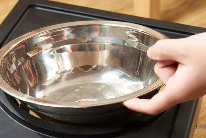 Justerbart matstativ til hund med 2 skåler