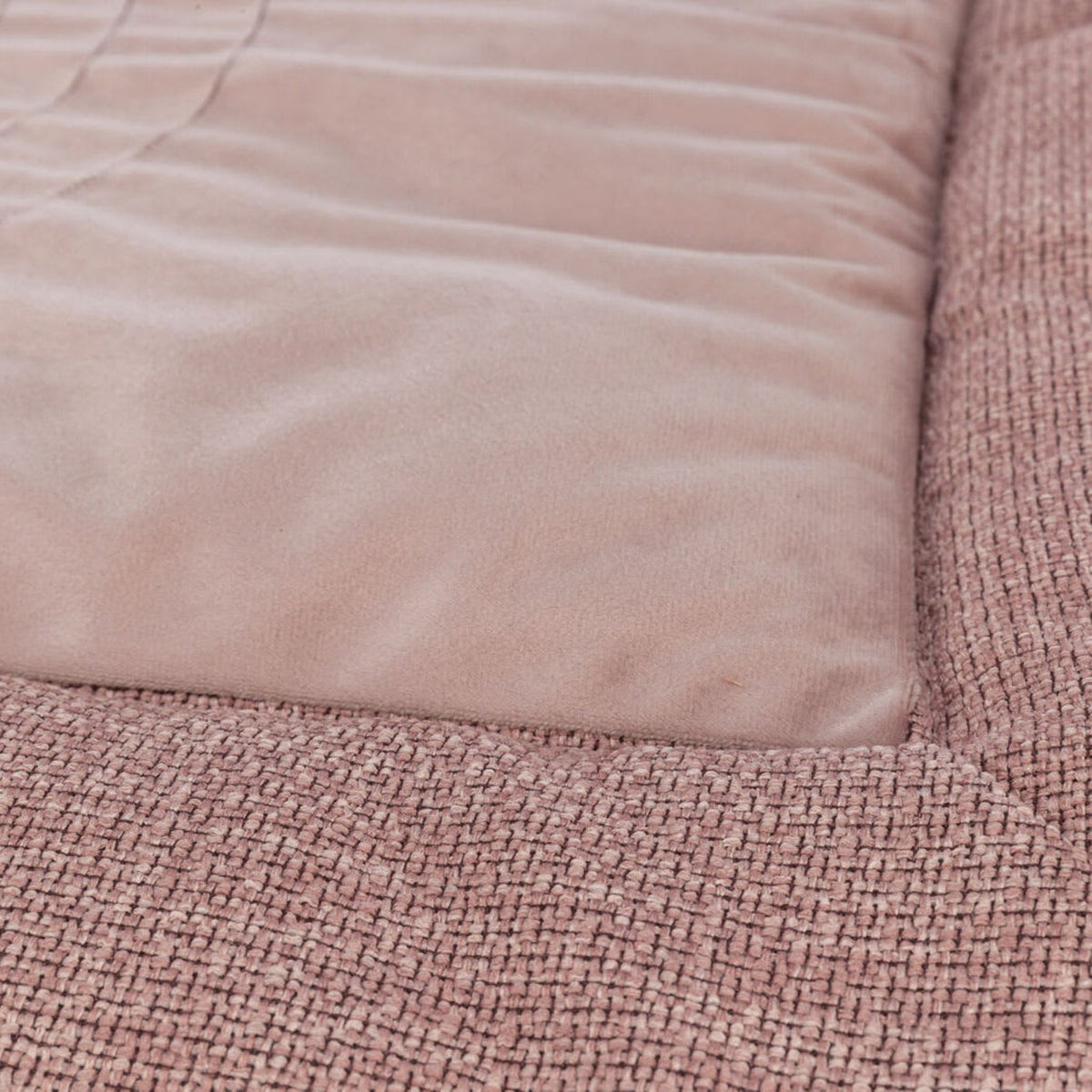 Nærbilde av hundematte Viviana Home Edition fra Trixie med broderi, antikkrosa