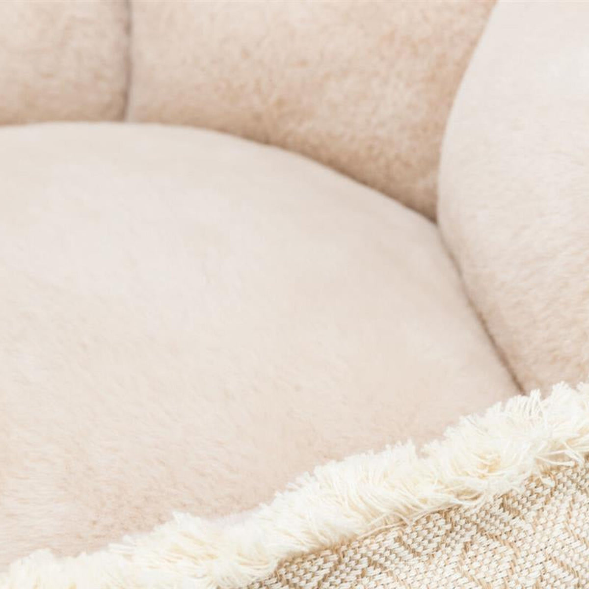 Nærbilde av hundeseng Boho i vevd stoff, beige