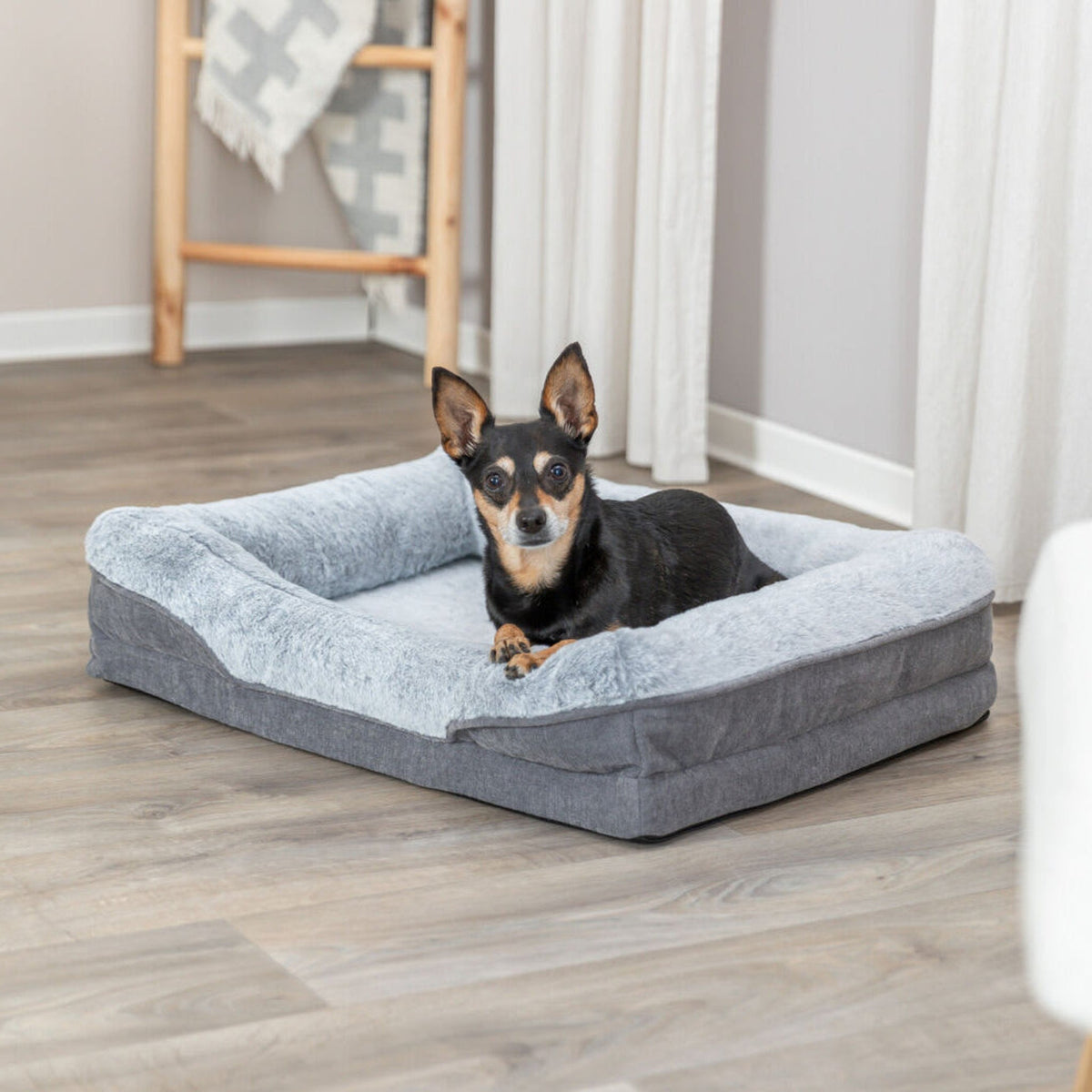 Hund i ortopedisk hundeseng Lino Vital fra Trixie, grå og sort