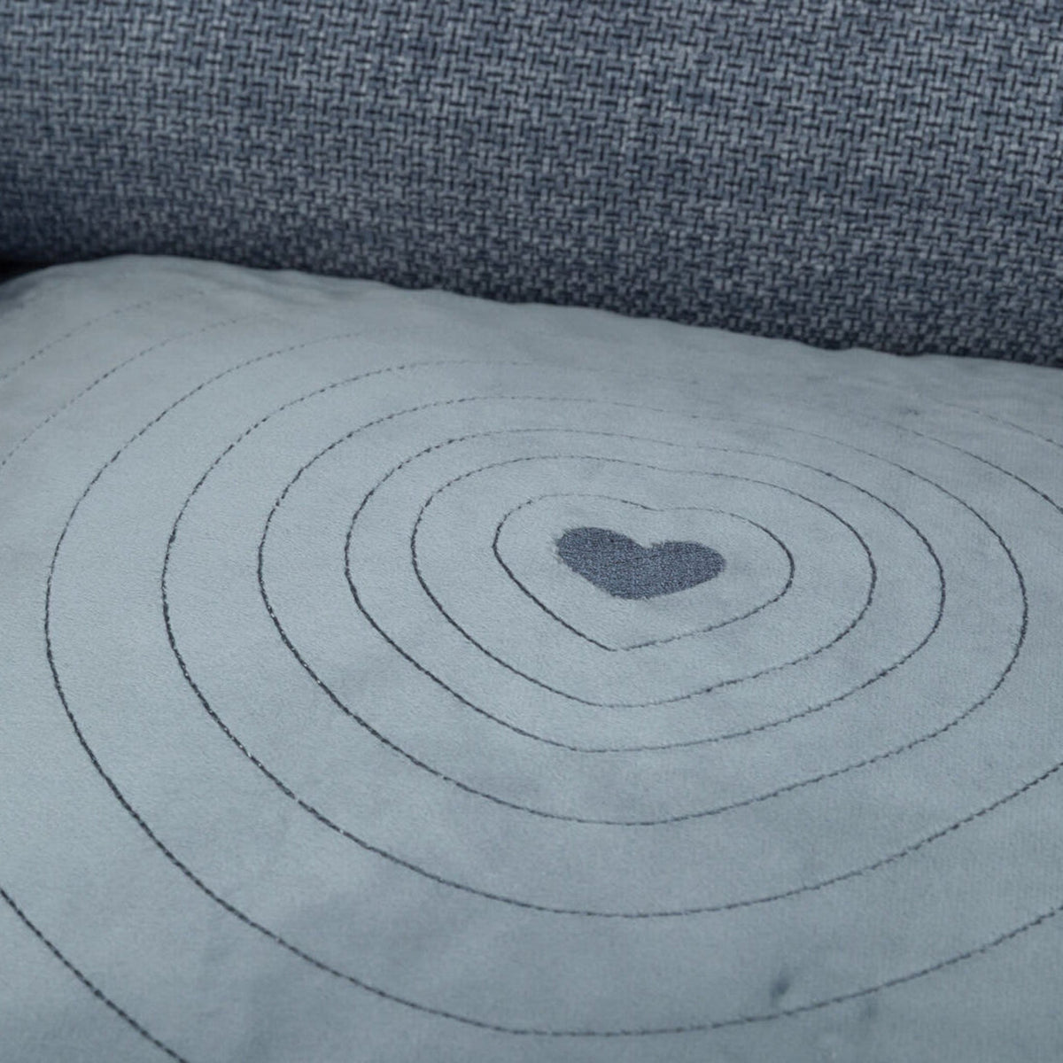 Nærbilde av hundeseng Viviana Home Edition med broderi og avtakbart trekk, blå og lyseblå