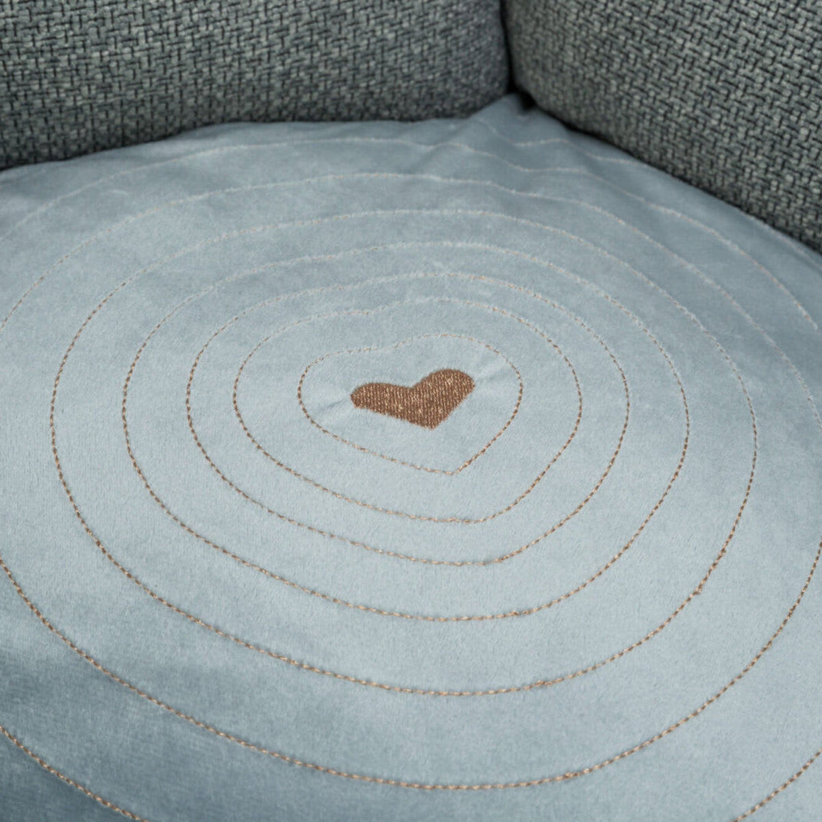 Nærbilde av hundeseng Viviana Home Edition rund med broderi, blå og grå