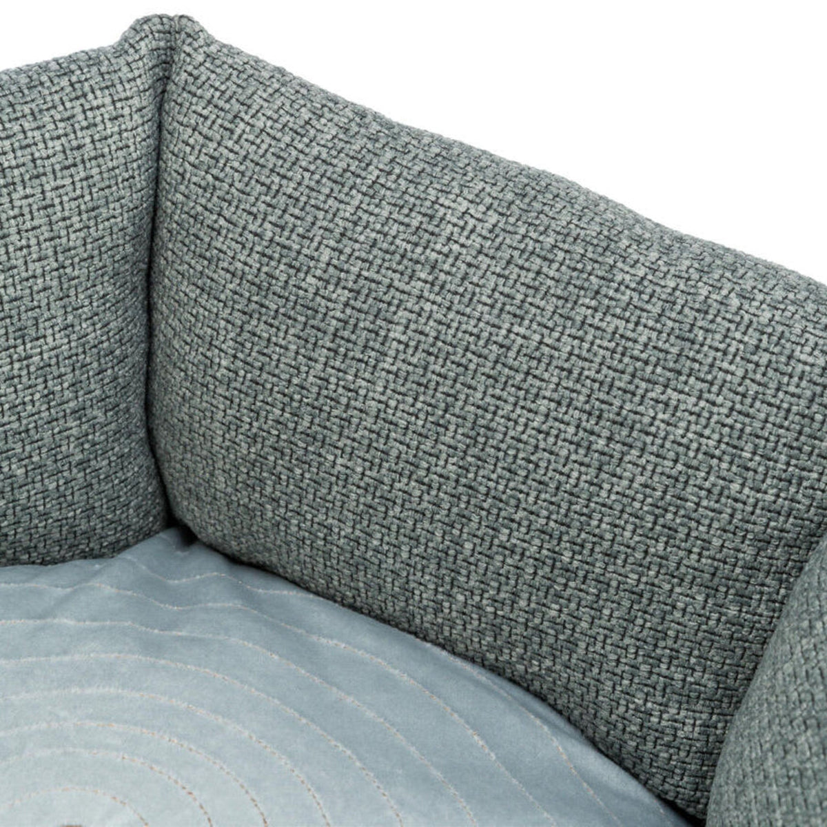 Nærbilde av hundeseng Viviana Home Edition rund med broderi, blå og grå