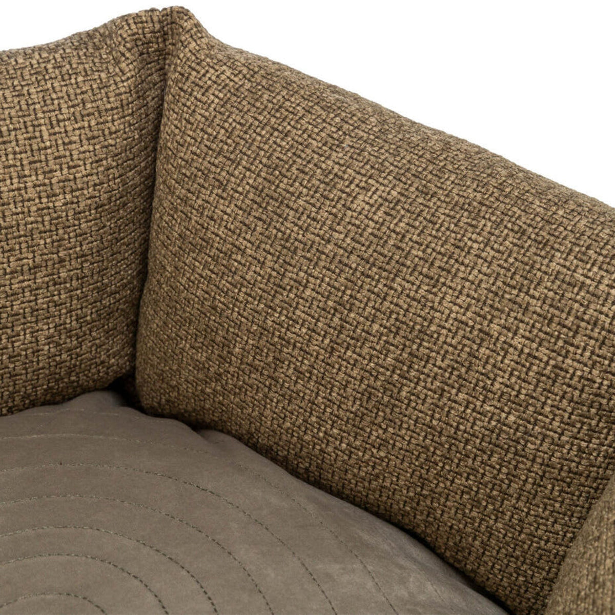 Nærbilde av hundeseng Viviana Home Edition rund med broderi, brun