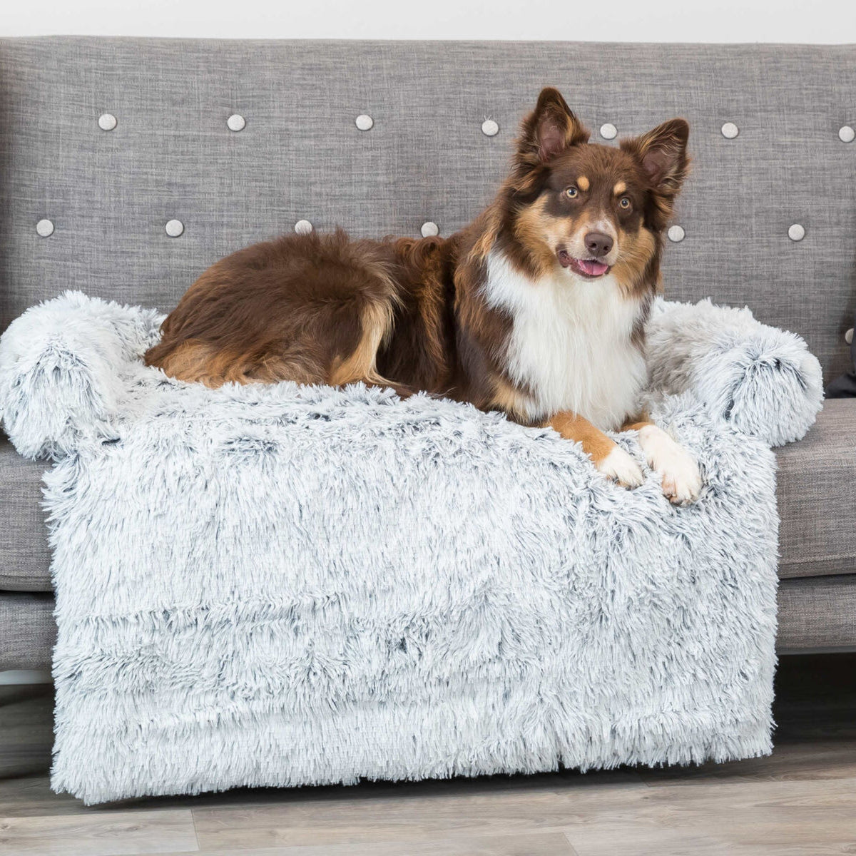 Hund i hundesofa Harvey i langhåret plysj, hvit og sort