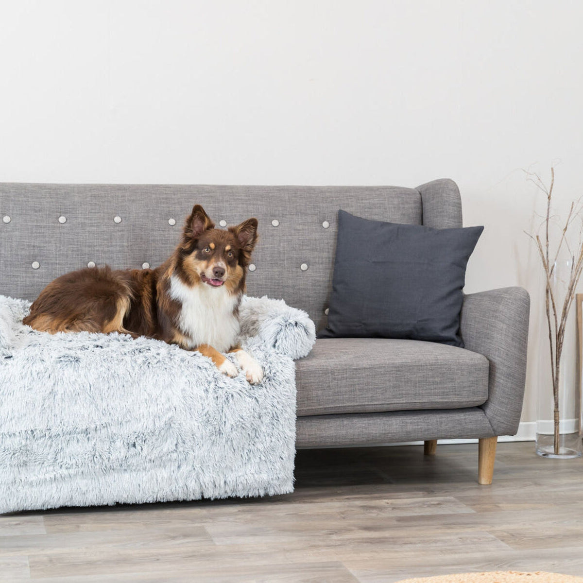 Hund i hundesofa Harvey i langhåret plysj, hvit og sort