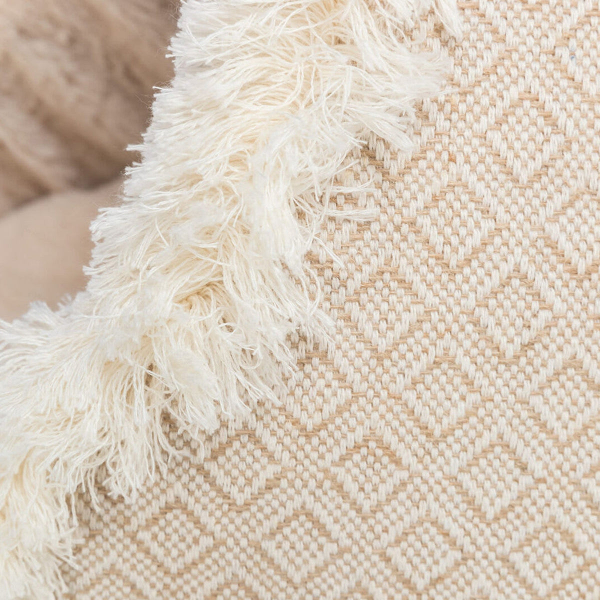 Nærbilde av kattehule Boho i vevd stoff og jute, beige