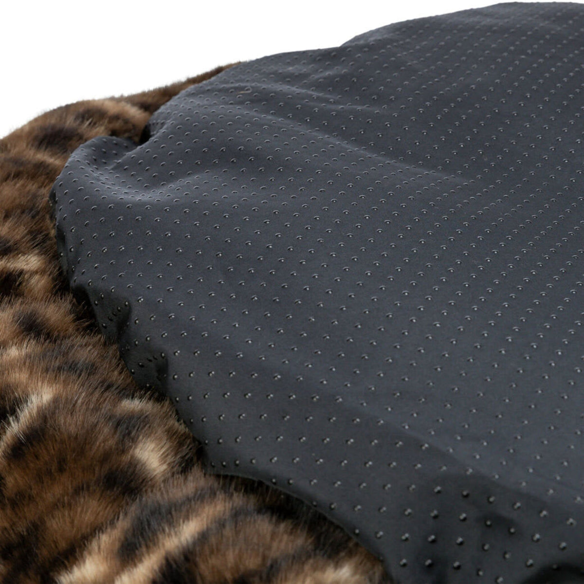 Nærbilde av katteseng Leo rund i softplysj med leopardmønster, brun leopard