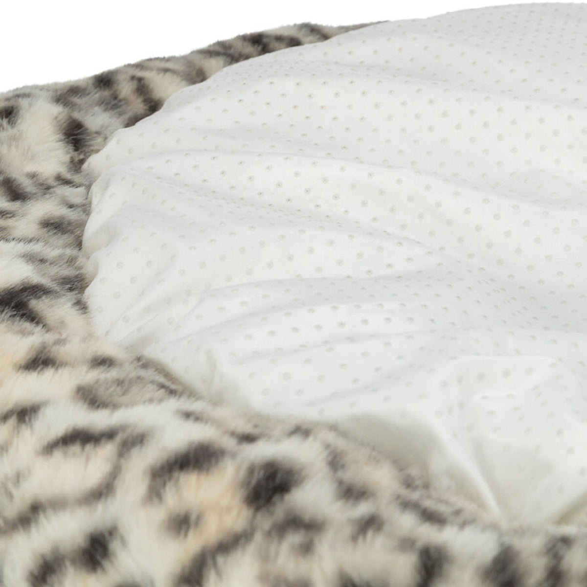 Nærbilde av katteseng Leo rund i softplysj med leopardmønster, krem leopard